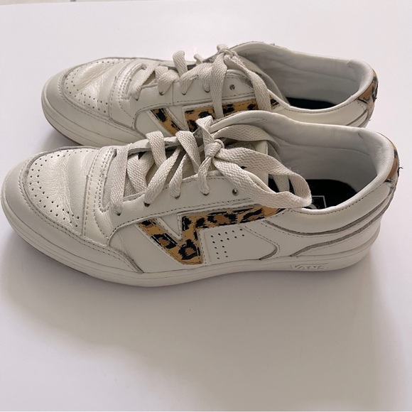 Vans Shoes - VANS Lace Up Leather Sneakers Women Size 7 Ivory Animal Print Casual Comfy